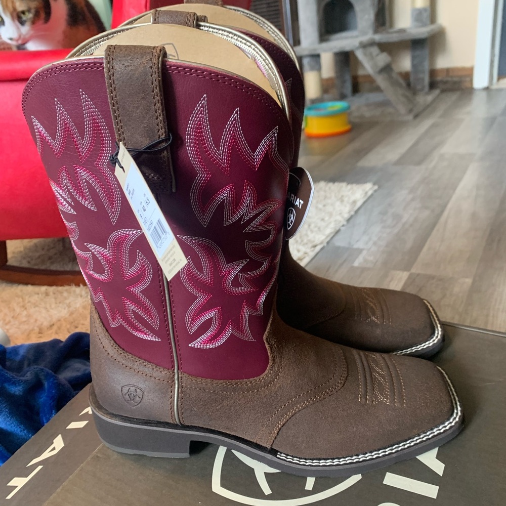 Women’s Ariats